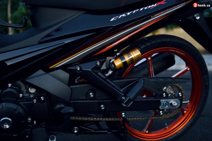 Suspensi belakang pakai shock Ohlins