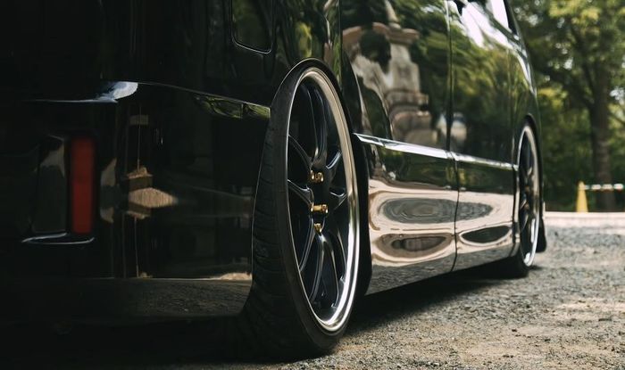 Modifikasi Nissan Serena ditopang suspensi udara dan pelek Work CR2p 19 inci