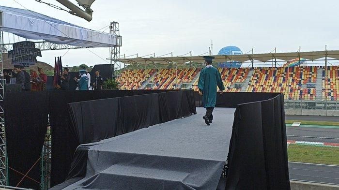 Panggung wisuda Poltekpar Lombok di belakang Premium Grandstand B sirkuit Mandalika