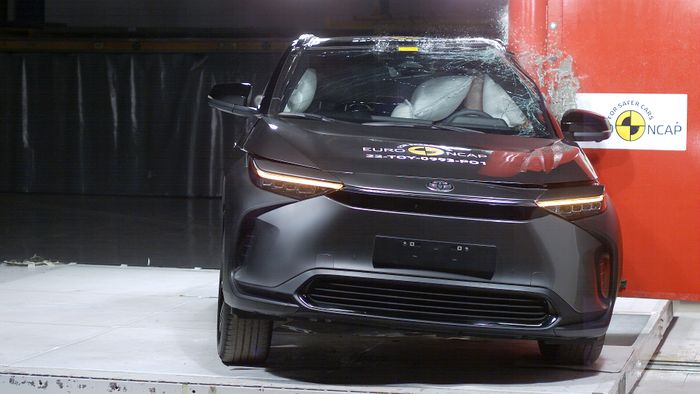 Uji tabrak samping Toyota bZ4X.