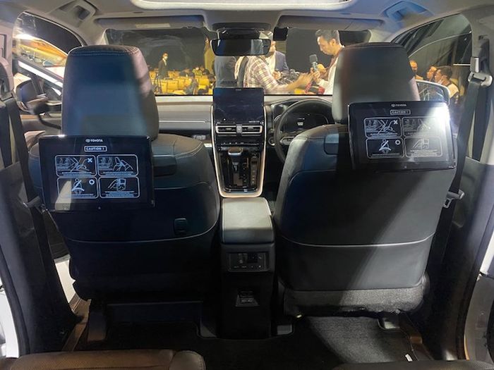 Toyota Kijang Innova Zenix tipe Q HV dilengkapi dua monitor besar berukuran 10 inci yang terhubung dengan koneksi internet