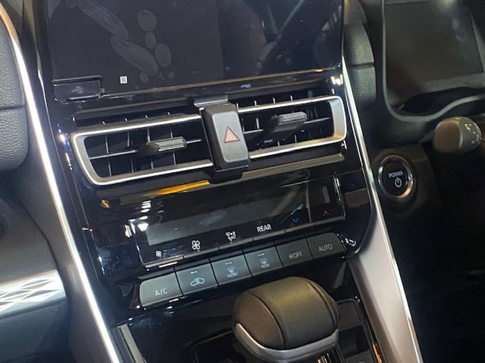 Toyota Kijang Innova Zenix sudah menggunakan digital climate control untuk pengaturan A/C-nya