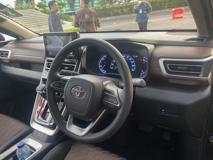 Panel instrumen pada Toyota Kijang Innova Zenix terlihat canggih berkat pemakaian layar MID ukuran besar