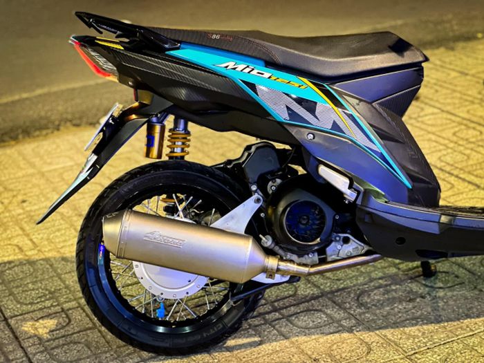 Sektor mesin mendapatkan knalpot LeoVince 4Road