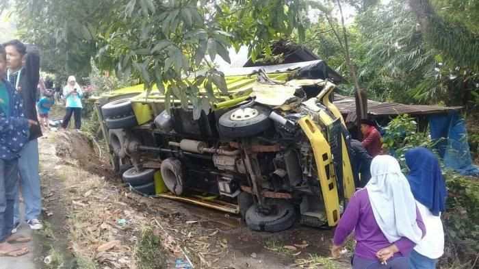 Truk terguling dengan kondisi kabin ringsek usai adu gebrak musuh bus MPM di jalur lintas Padang Panjang, Tanah Datar, Sumatera Barat