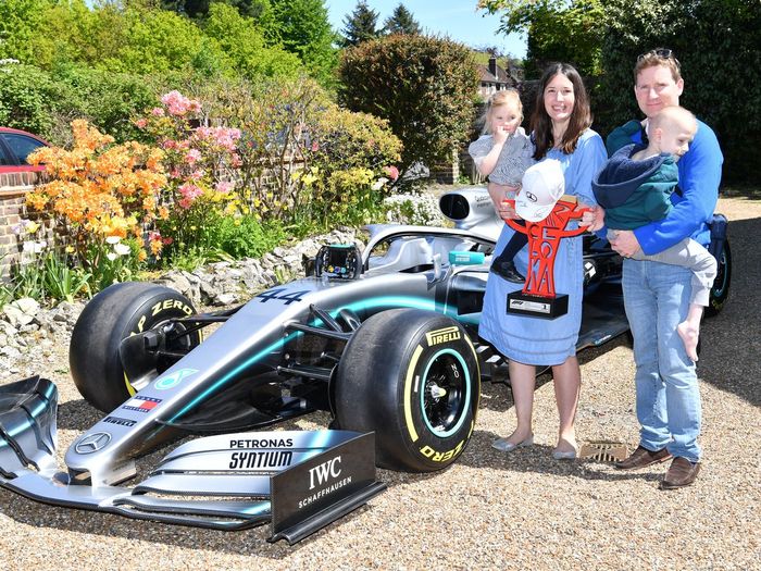 Lewis Hamilton memberikan mobil koleksi untuk seorang anak penderita penyakit