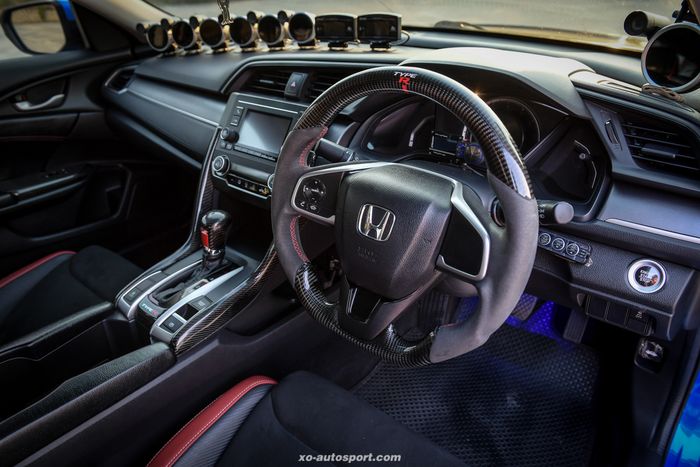 Tampilan kabin modifikasi Honda Civic Turbo dikemas lebih sporty