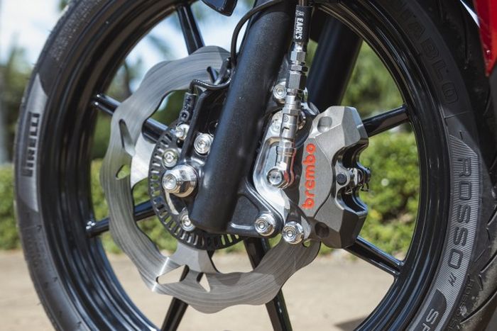 Kaki-kaki mendapatkan pelek Racing Boy dan pengereman mewah