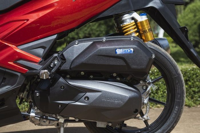 Suspensi belakang mengandalkan shock Ohlins