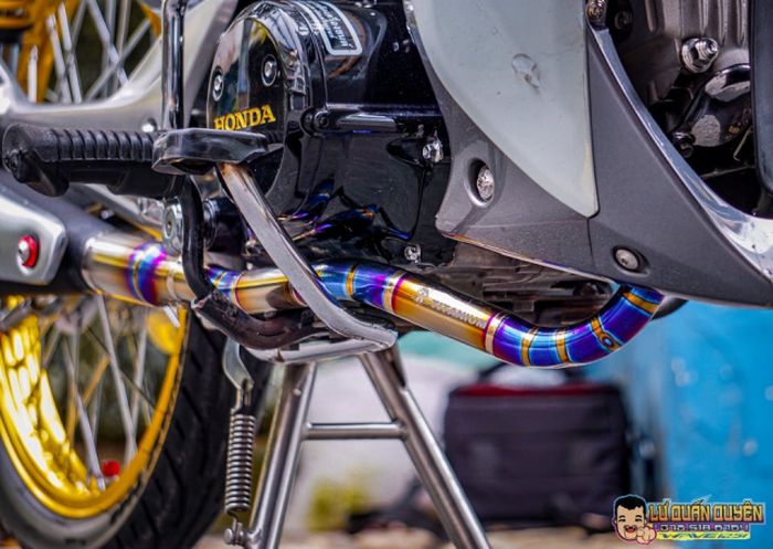 Sektor mesin diberi leher knalpot titanium