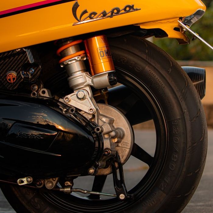 Suspensi belakang mengandalkan shock Ohlins seperti yang depan