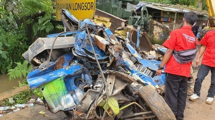 Bangkai angkot berisi 10 siswa yang tertimbun longsor dampak gempa Cianjut ditemukan