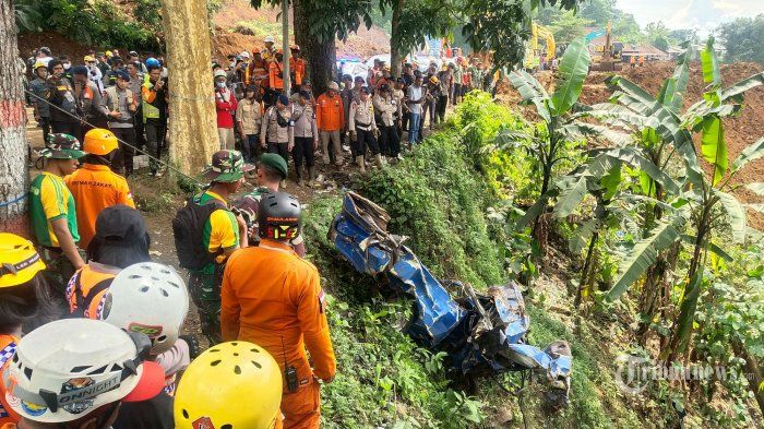 Proses evakuasi angkot tertimbun longsor gempa Cianjur, tapi nasib 10 siswa masih misterius