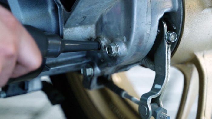 Seiken Motorcycle Gear Oil 10W-30 dengan Shield Active Technology diformulasi melumasi dan melindungi komponen transmisi CVT motor matik pada temperatur tinggi semisal macet
