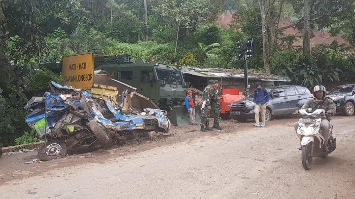 Kondisi mobil angkot yang ringsek dikabarkan membawa belasan penumpang