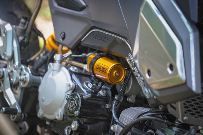 Suspensi belakang menggunakan shock Ohlins