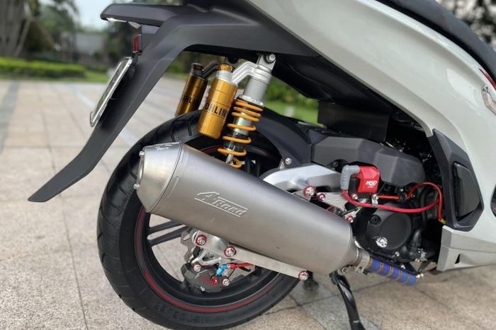 Suspensi belakang pakai shock Ohlins dan mesinnya diberi muffler LeoVince 4Road