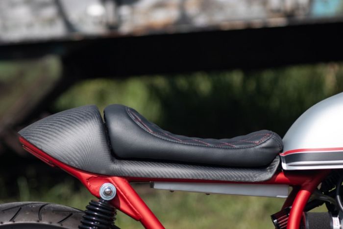 Subframe sudah dirombak dan dipasangi jok serta buntut kustom bermaterial karbon