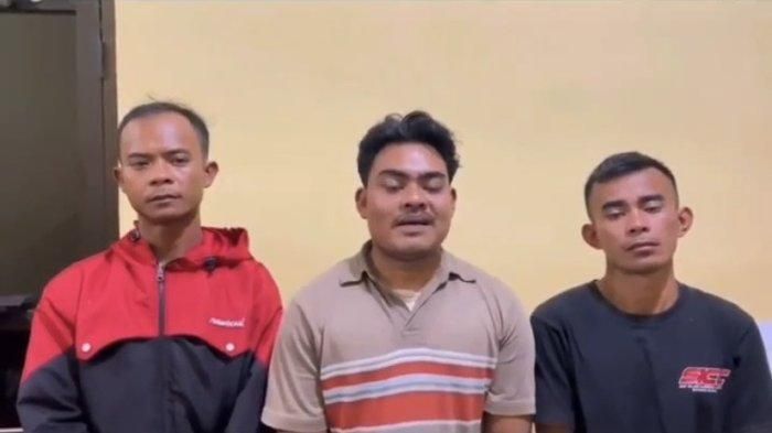 Tiga orang warga yang menghadang mobil logistik di Kampung Kabandungan, Desa Kabandungan, Cugenang.