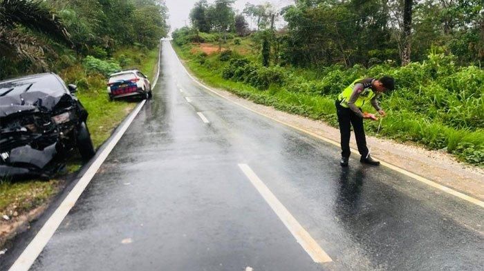 Olah TKP kecelakaan Toyota Kijang Innova BH 66 dengan Suzuki APV milik BNNK BH 1125 B di Jl Ness, desa Batin, Ness, Kampung VII, Bajubang, Batanghari, Jambi, (7/10/22) lalu