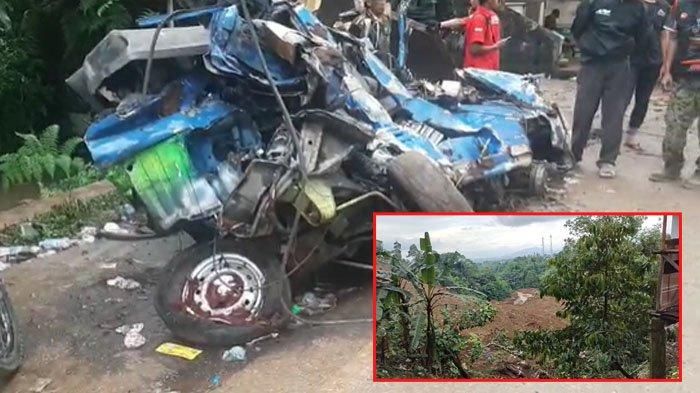 Bangkai angkot isi 10 siswa gepeng usai ditemukan tertimbun longsoran tebing Cugenang, Cianjur, Jawa Barat