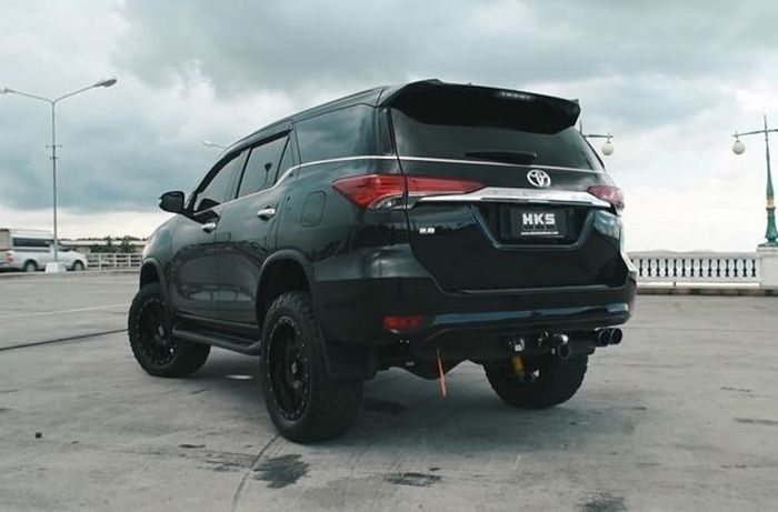 Modifikasi Toyota Fortuner ini cukup main simpel agar terlihat lebih gagah