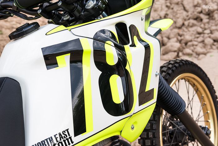 Tangki milik NX650 Dominator 1989 tampak menyatu dengan fairingnya