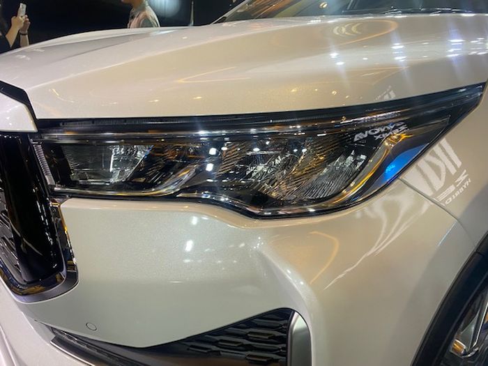 Lampu depan Toyota Kijang Innova Zenix tipe Q dan V menggunakan tiga bilik reflektor.