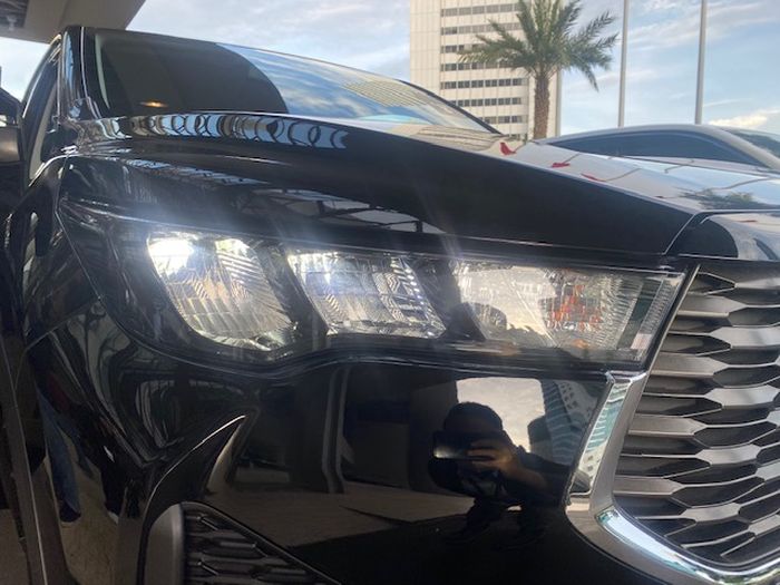 Lampu depan Toyota Kijang Innova Zenix untuk tipe G menggunakan dua bilik reflektor