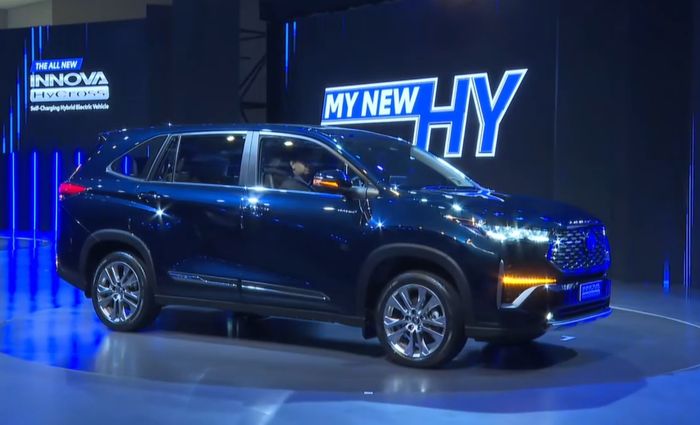 Toyota Innova HyCross, saudara Kijang Innova Zenix, telah meluncur di India sebagai mobil baru.