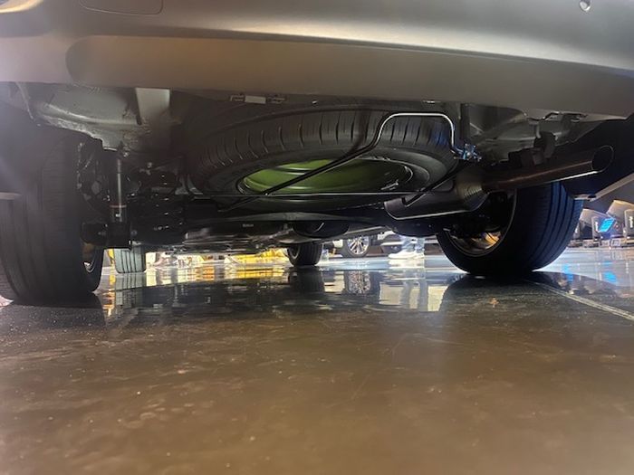 Bagian suspensi belakang Toyota Kijang Innova Zenix menggunakan torsion beam with coil spring