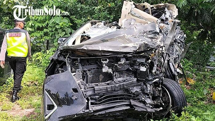 Kondisi Toyota Alphard AD 374 Z yang hancur usai tabrak truk tronton di tol Solo-Semarang