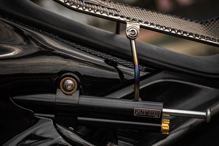 Steering damper Ohlins ikut disematkan