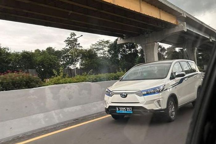 Toyota Innova EV Concept tertangkap kamera sedang melintas di jalan tol Bekasi arah Jakarta .
