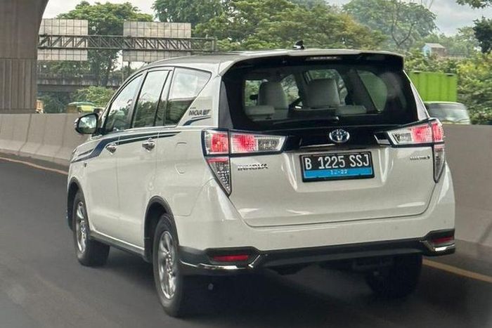Toyota Innova EV Concept tertangkap kamera sedang melintas di jalan tol Bekasi arah Jakarta 