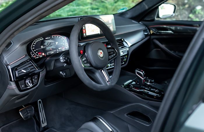 Tampilan kabin modifikasi BMW M5 CS garapan Manhart, Jerman