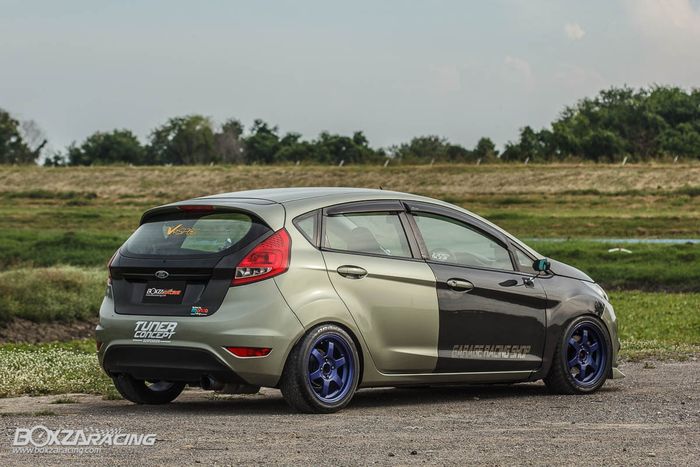 Modifikasi Ford Fiesta street racing pakai part serat karbon dan pelek Volk Racing TE37 15 inci