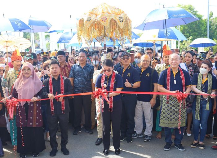 Pemotongan pita dilakukan oleh Walikota Singkawang Tjhai Chui Mie (tengah), Bupati Sambas Satono (kedua dari kiri), Direktur PT Astra International Tbk, yang juga Director-in-Charge (DIC) Astra Financial Suparno Djasmin (kanan) sebagai simbol peresmian gerbang Mahligai Pesisir.