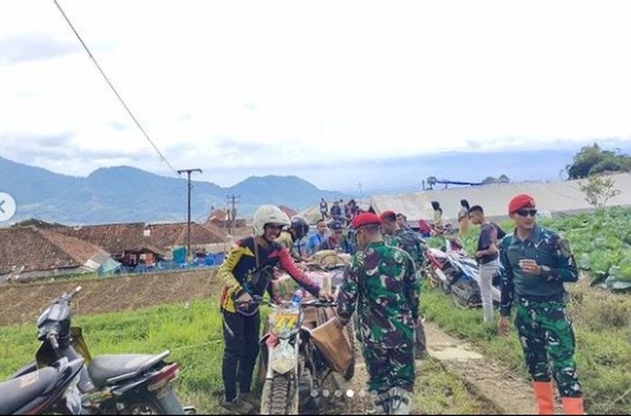 Momen saat prajurit Kopassus antarkan bantuan ke pos gempa Cianjur. 