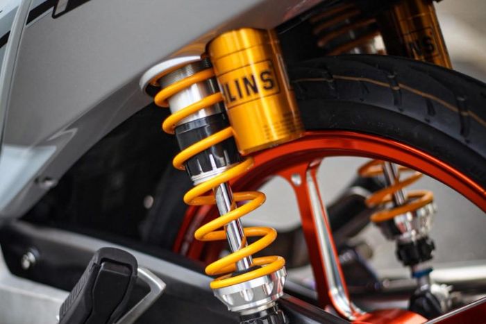 Suspensi Ohlins untuk penopang kaki belakang