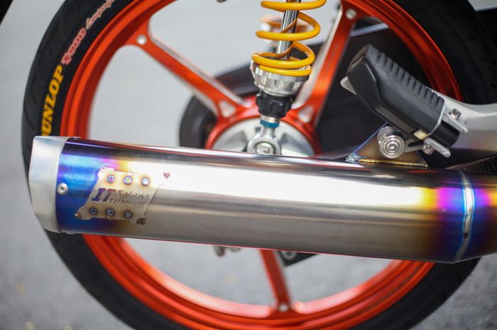 Bagian mesin mendapatkan knalpot IT Salaya titanium