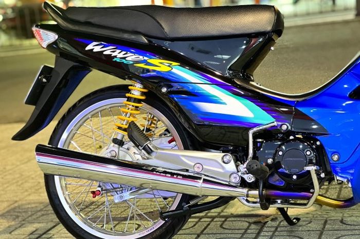 Suspensi belakang pakai shock Ohlins