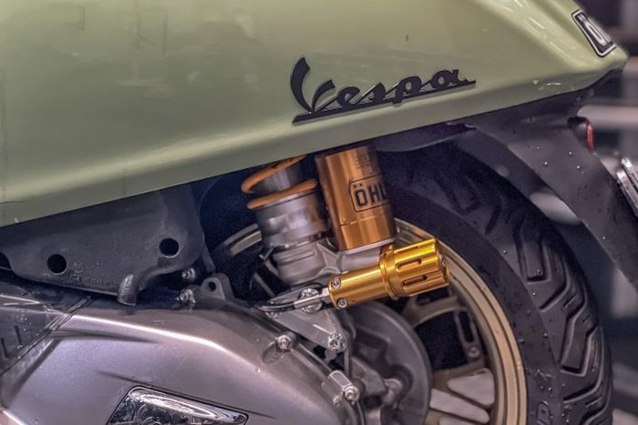 Suspensi belakang memakai shock Ohlins serupa yang depan