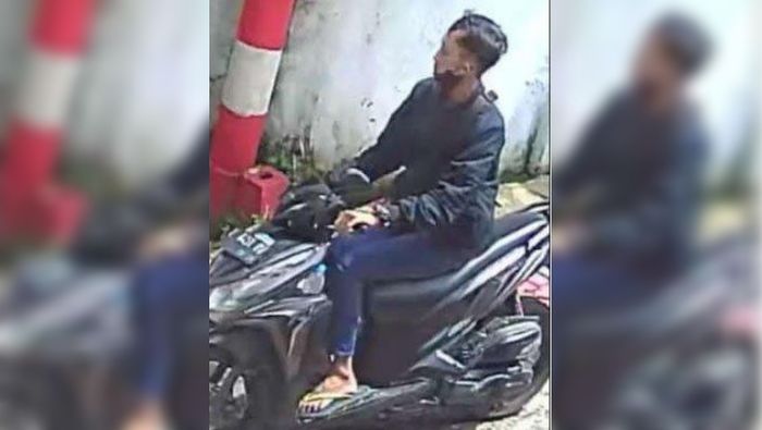 Tangkapan layar rekaman CCTV yang menampilkan sosok maling motor yang menggasak Honda Vario di Surabaya, pada Jumat (25/11/2022).