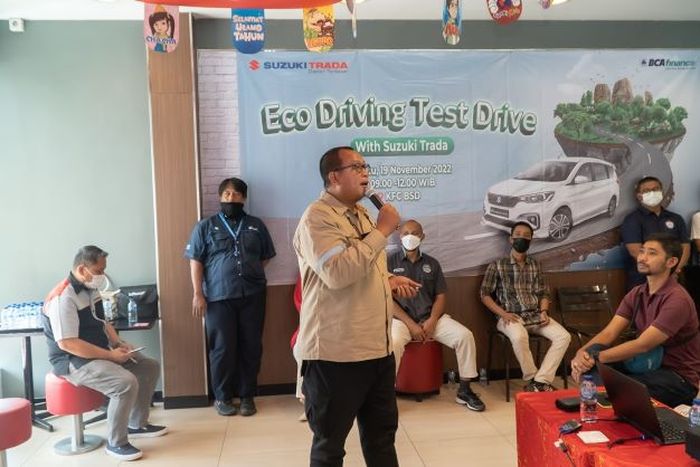 Tiga instruktur safety riding didaulat memberikan materi dan teknik Eco Driving kepada konsumen setia Suzuki