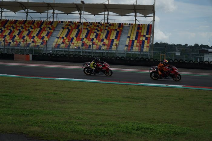 Otomotifnet (kedua dari depan) ikut mencicipi sirkuit Mandalika dalam CBR Track Day 2022