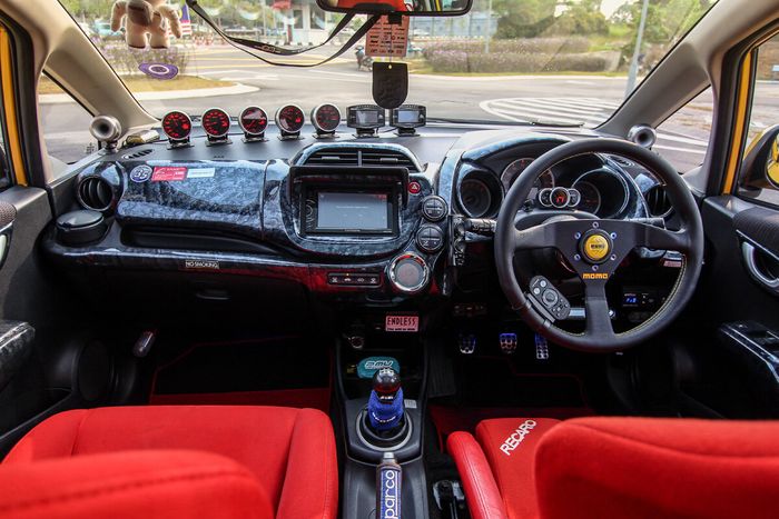 Tampilan kabin modifikasi Honda Jazz GE8 kental aura sporty