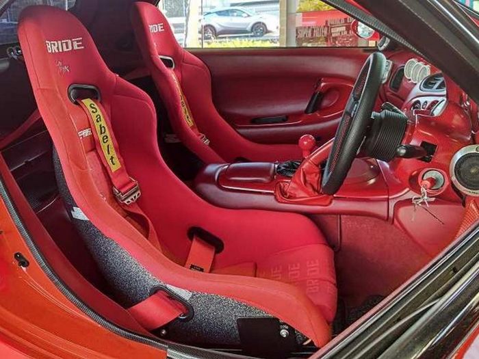 Tampilan kabin modifikasi Mazda RX-7 beraura Porsche ini dikemas street racing