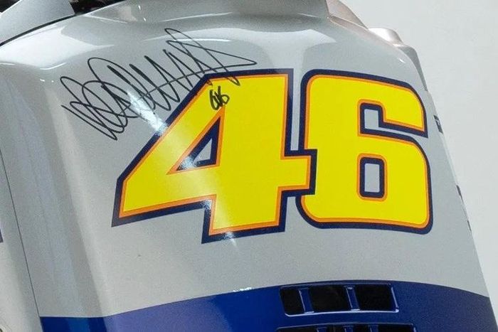 penampakan tanda tangan Valentino Rossi di motor matic Yamaha Giggle 50 yang terjual Rp 277 juta.
