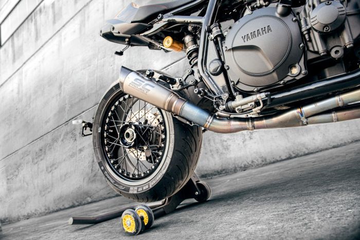 Swingarm diganti punya Ducati Hypermotard dan dipadukan dengan shock Ohlins TTX